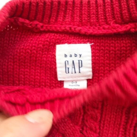 Babygap red cable knit sweater EUC 0-3 months - Picture 4 of 5